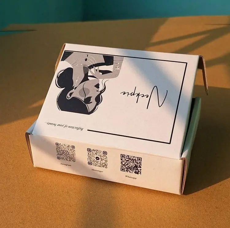 QR কোডসহ সাদা প্রিন্টেড মেইলার বক্স