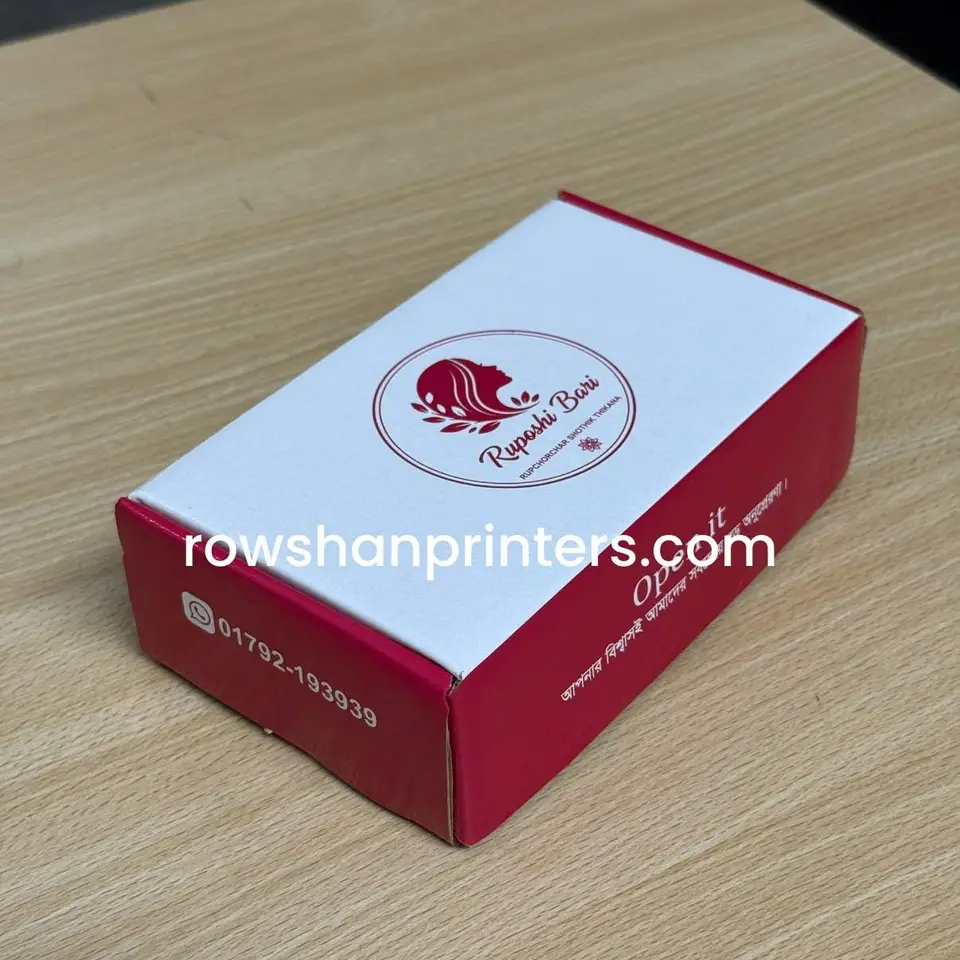সাদা ও লাল রঙে প্রিন্ট করা প্রোডাক্ট বক্স